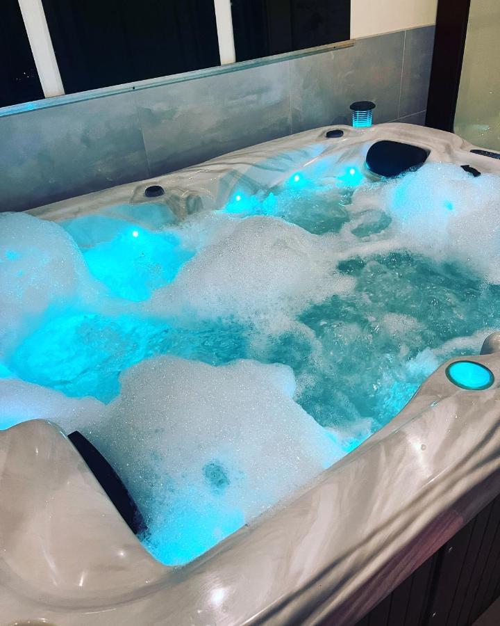 Spabyelleetlui Spa Rouge Ou Bleu 穆斯克龙 外观 照片