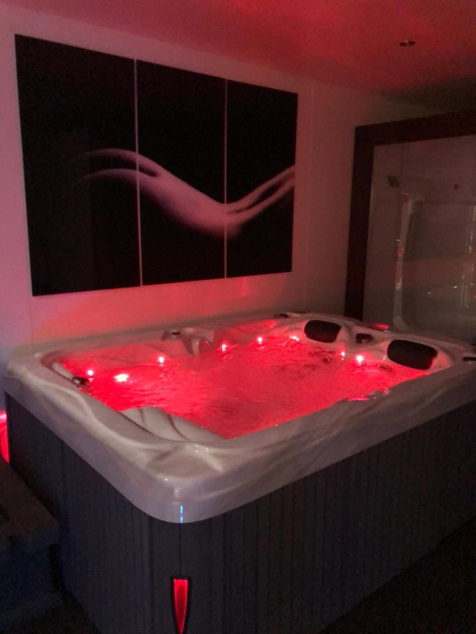 Spabyelleetlui Spa Rouge Ou Bleu 穆斯克龙 外观 照片